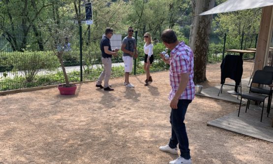 Une partie de pétanque entre amis