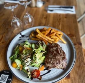 Espace restauration La Binbinette : 70 places intérieurs, 160 places assises au total