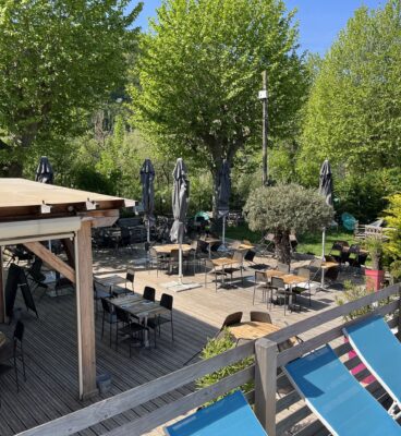 La terrasse est ouverte à la binbinette (photo 2024)