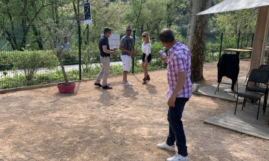 Une partie de pétanque entre amis