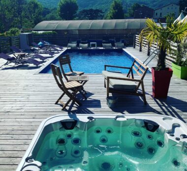 équipements nautiques : piscine et jacuzzi