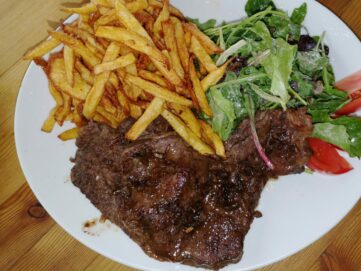 Un steack frite saignant